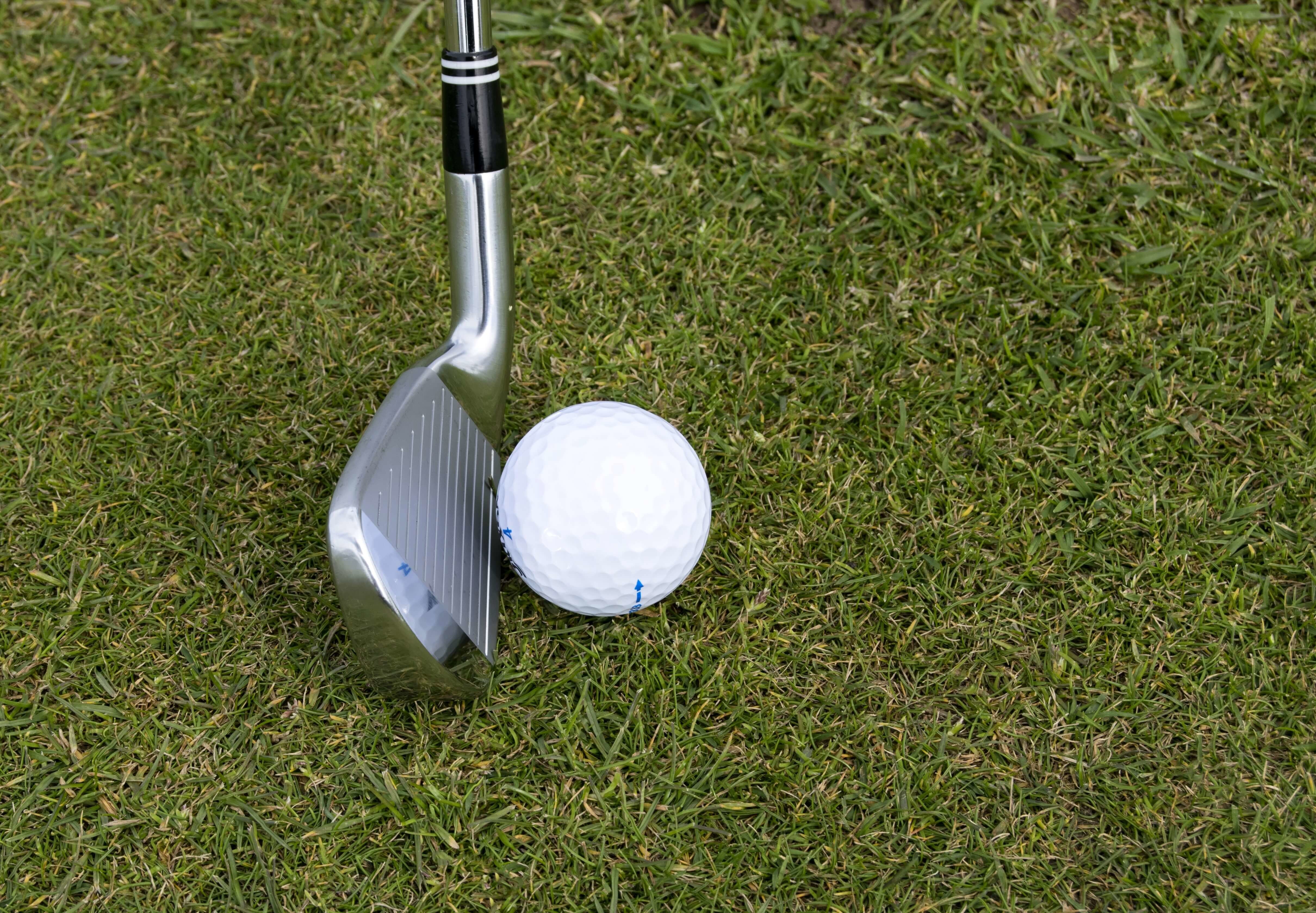 Golfball mit Golfschläger