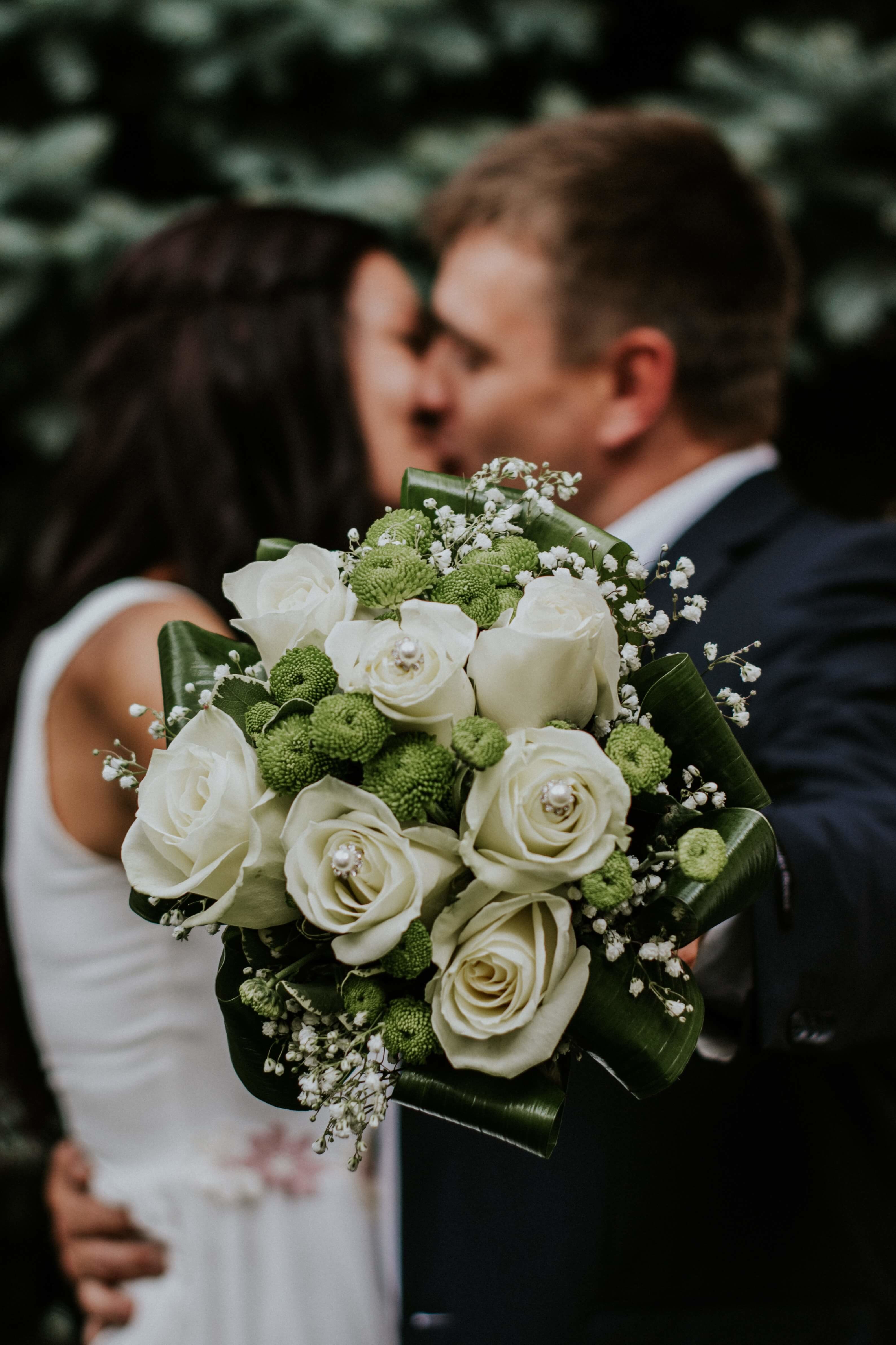 Brautpaar mit Blumenstrauß