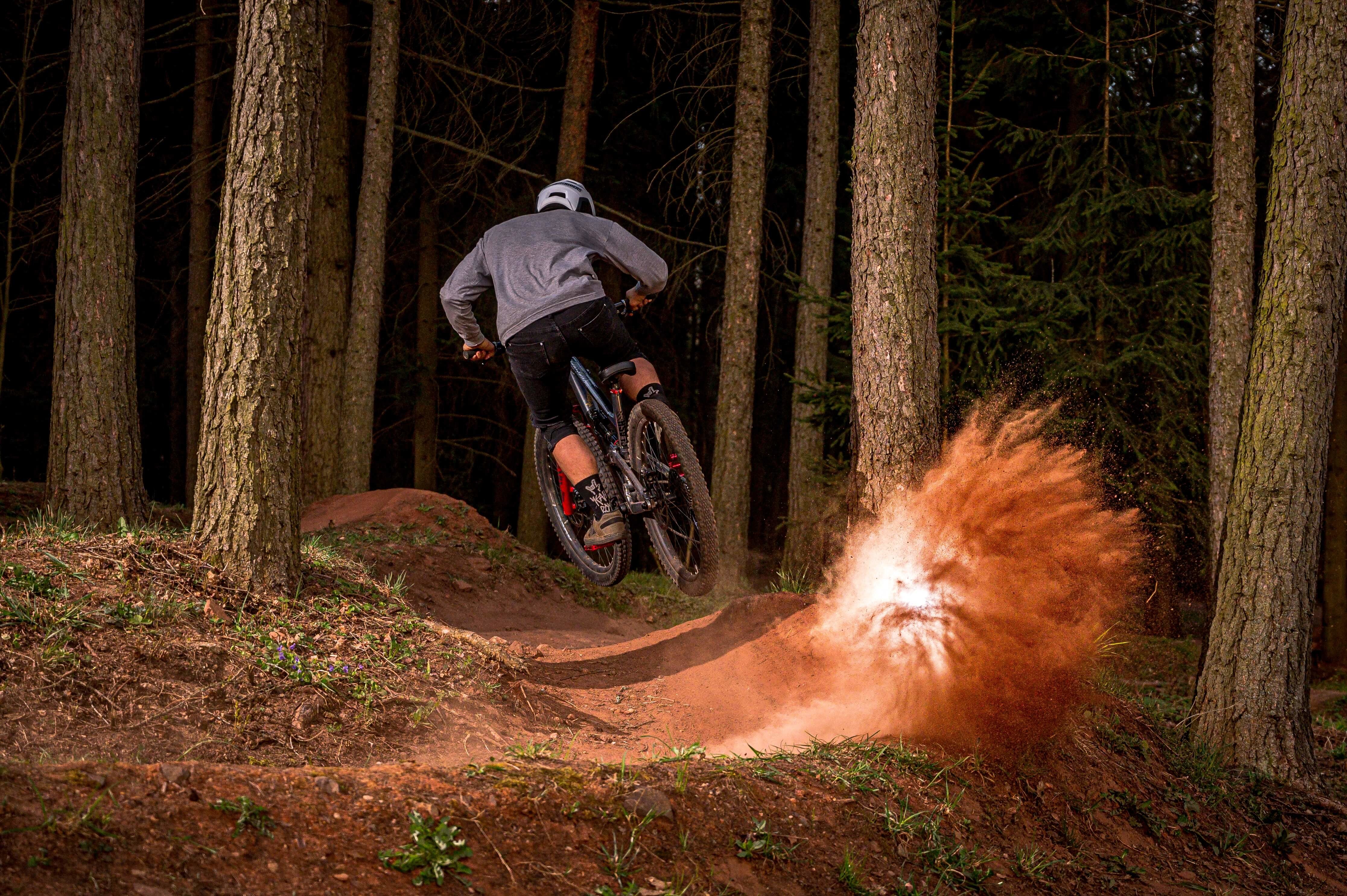 Mountainbiker durch den Wald