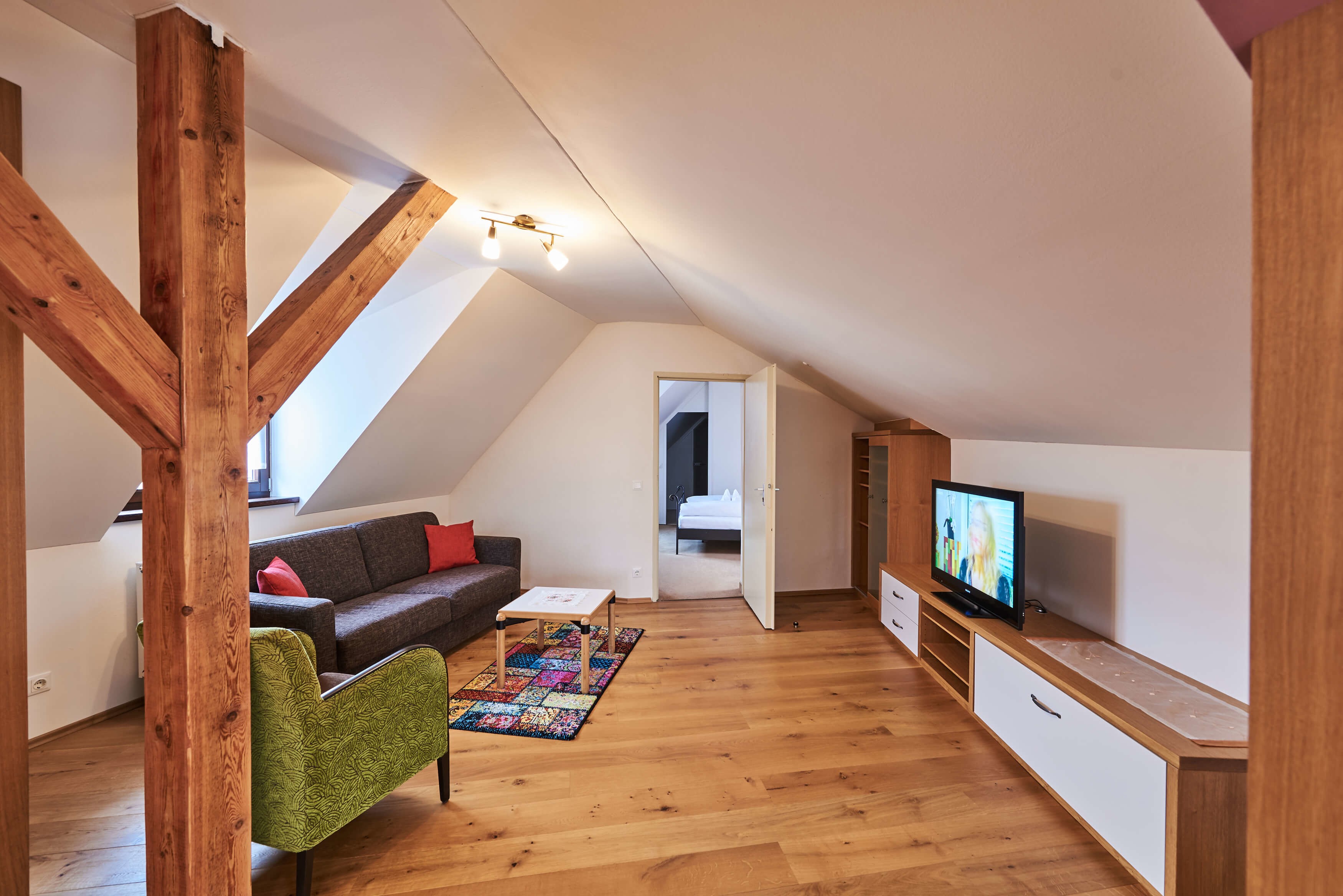 Appartment mit Holzboden - Wohnzimmer