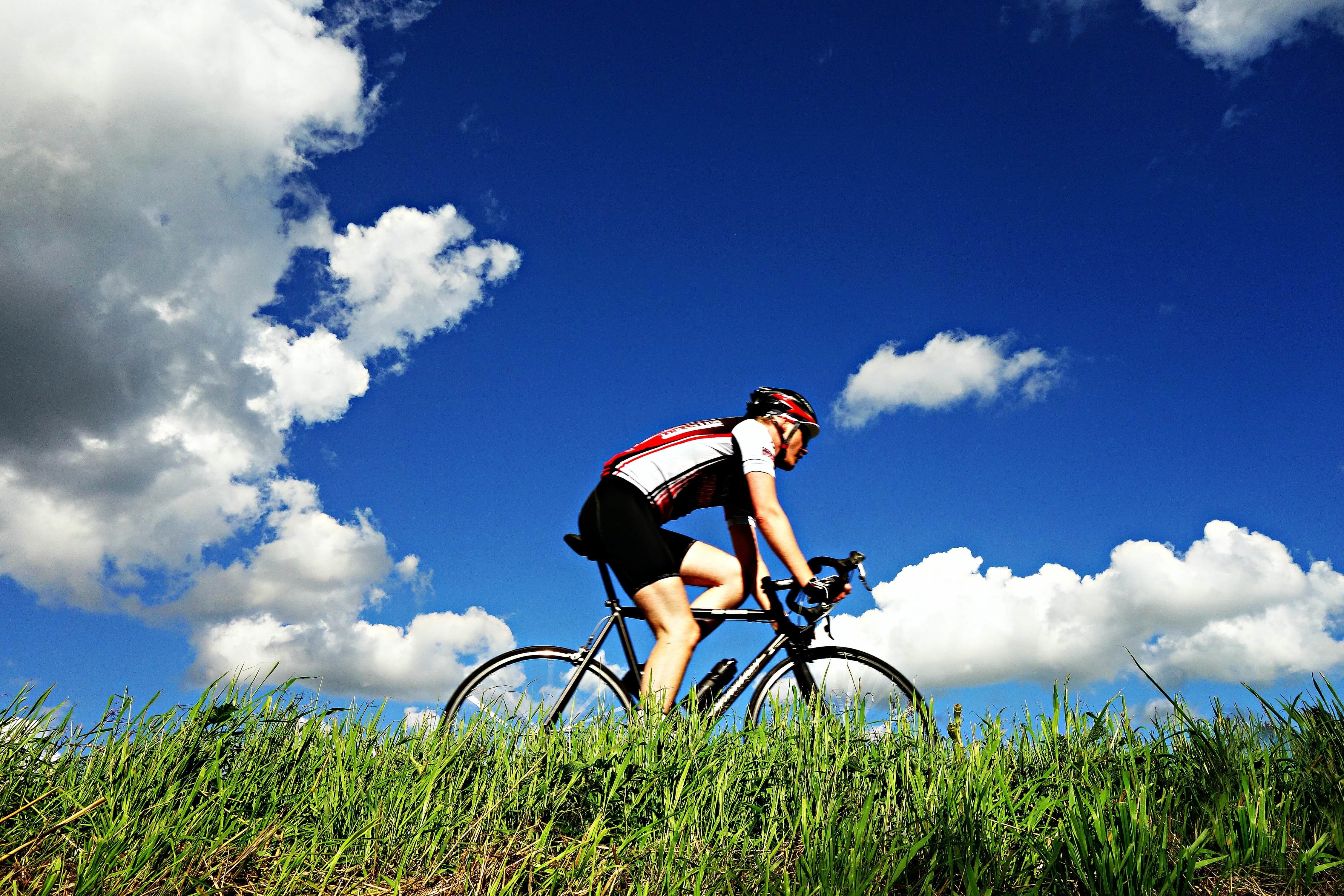 Mountainbiker unter blauem Himmel